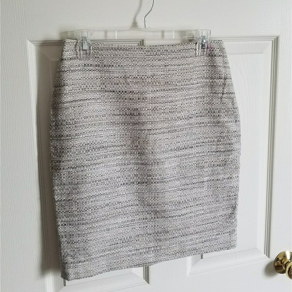 ANN TAYLOR Woman's petite gray and white pencil skirt Size 4P